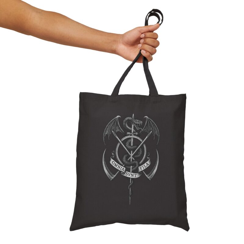 Omnia Sunt Fila Tote Bag - Image 5